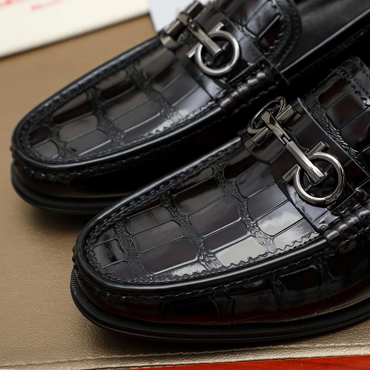 Men's shoes 250 🕷🕷🐂【Ferragamo】Ferragamo Popular fashionable casual shoes🇨🇳Official website counter 1:1 production, original mold opening💯Good quality can be seen, imported high-end first-layer pebbled calfskin, water-dyed🐂leather lining🌿very clear texture, high-quality waterproof, non-slip and wear-resistant outsole🎋high quality and low price, truly handmade🍓, color optional! Code number 38-44 (45. To be customized)